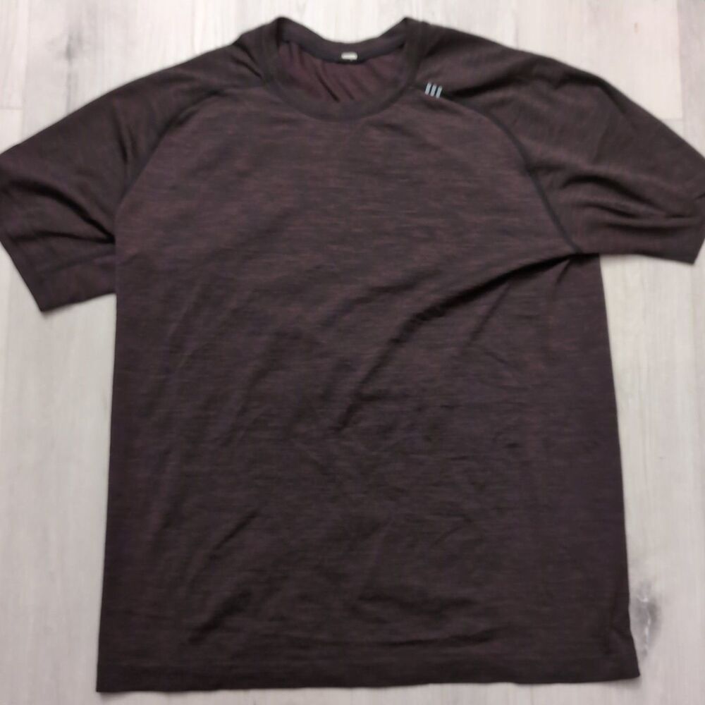 Lululemon Metal Vent Tech Short Sleeve Shirt Mens Horizontal Stripped Pattern